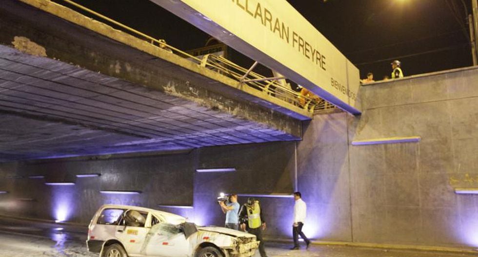 Automóvil cae desde lo alto de puente Villarán en San Isidro