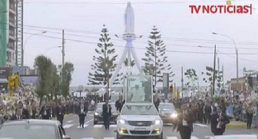 Papa Francisco: Feligreses emocionados ante su primer recorrido en papamóvil en la avenida Brasil
