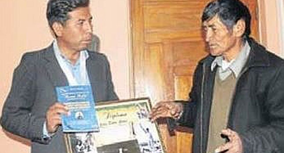 Antiguo atleta puneño entrega diploma y medalla a Diario Correo