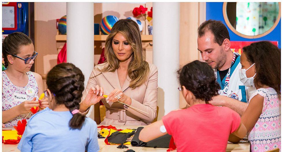 Melania Trump hace manualidades con un grupo de niños enfermos en Bruselas