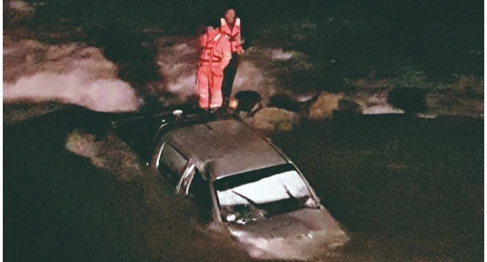 Policía se lanza al río a la 01:00 am para rescatar a ingenieros