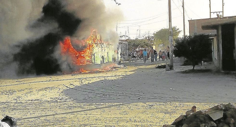 Niños lanzan cohetones en el interior de un ómnibus y tanque de gas explota