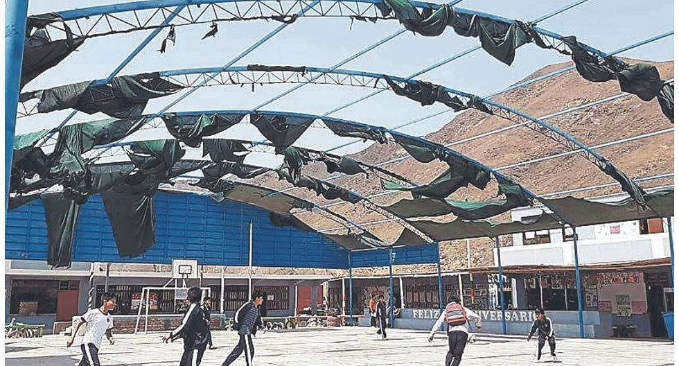 La malla raschel del techo de un colegio del Puerto Casma se cae a pedazos