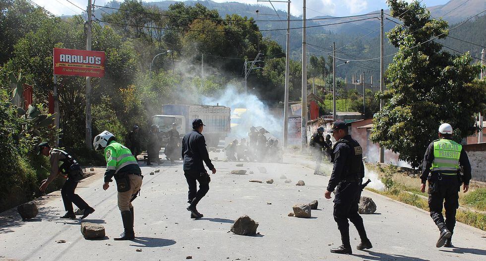 Universitarios y la Policía se enfrentan en Abancay (FOTOS)