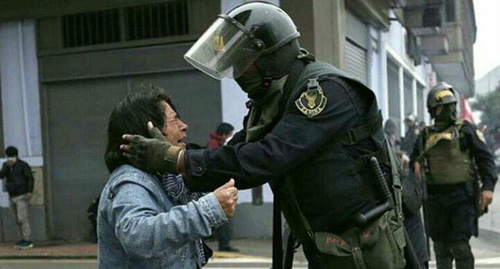 Facebook: fotografía de policía consolando a docente se hace viral y PNP da este mensaje