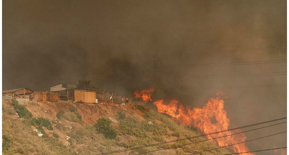 Chile: evacúan unas 6.000 personas por feroz incendio en balneario de Viña del Mar