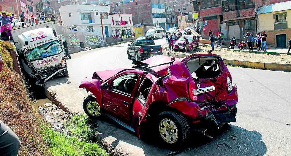 Camión cargado con balones de gas ocasiona cuádruple accidente
