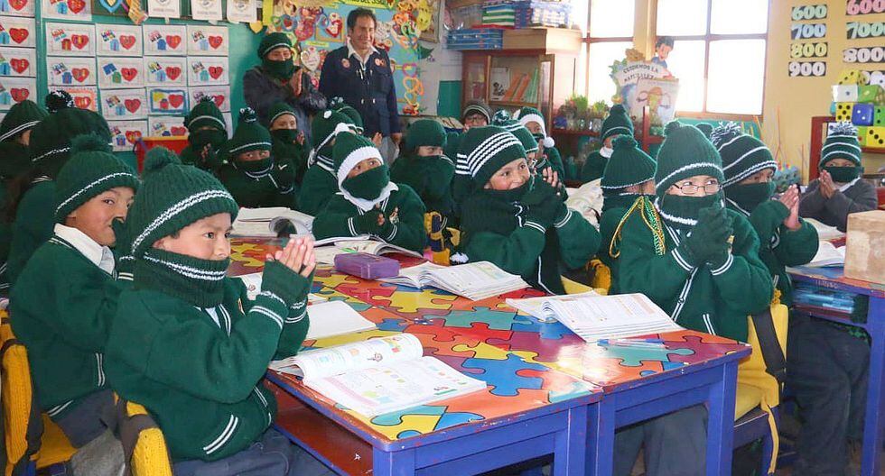 Reparten kits escolares a instituciones educativas en zonas de heladas y friajes