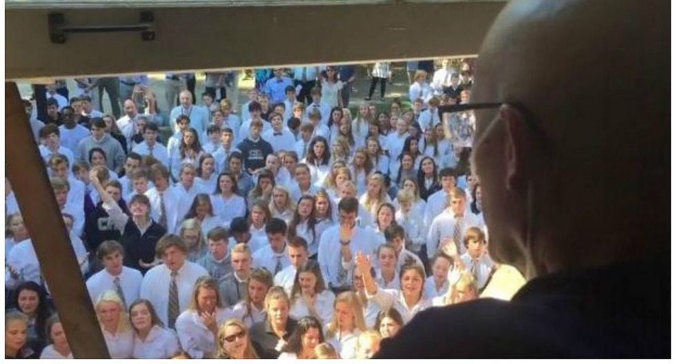 Facebook: Muere el profesor con cáncer al que le cantaron sus 400 alumnos (VIDEO)