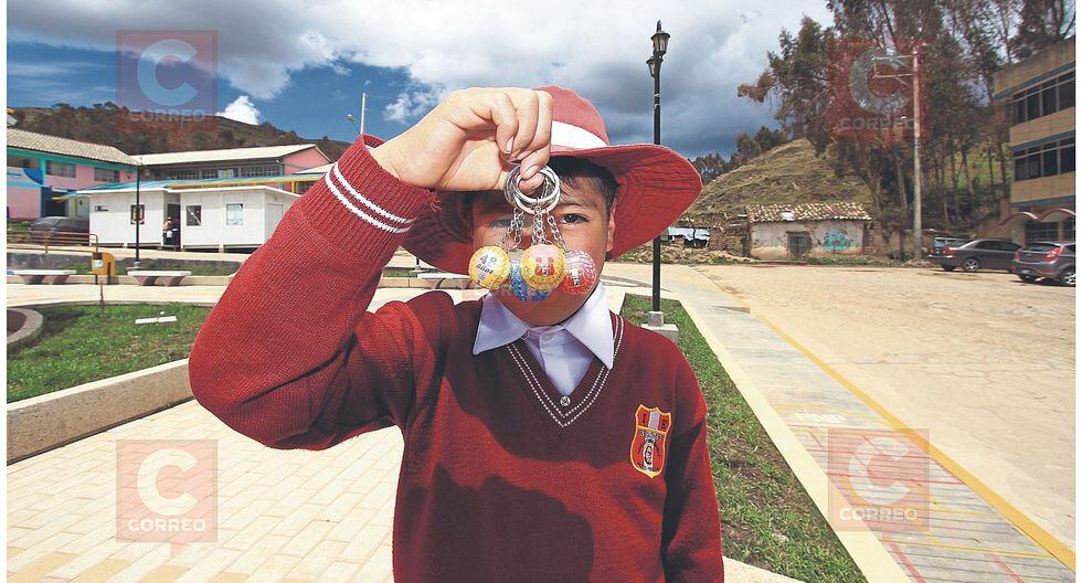 Escolares de primaria venden llaveros para viajar a Lima y conocer el mar