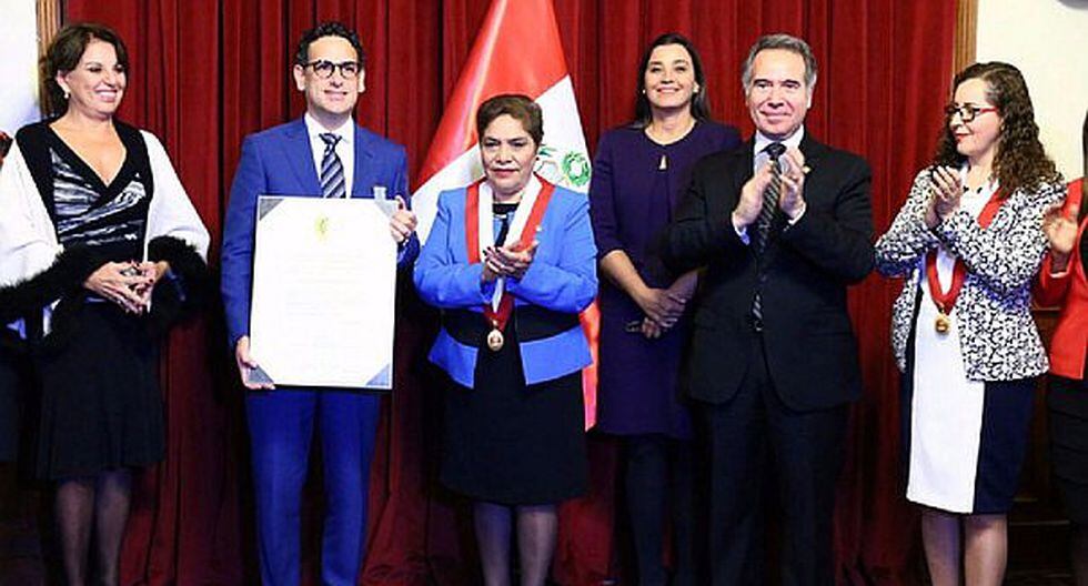Juan Diego Flórez es condecorado por parte del Congreso por su trayectoria