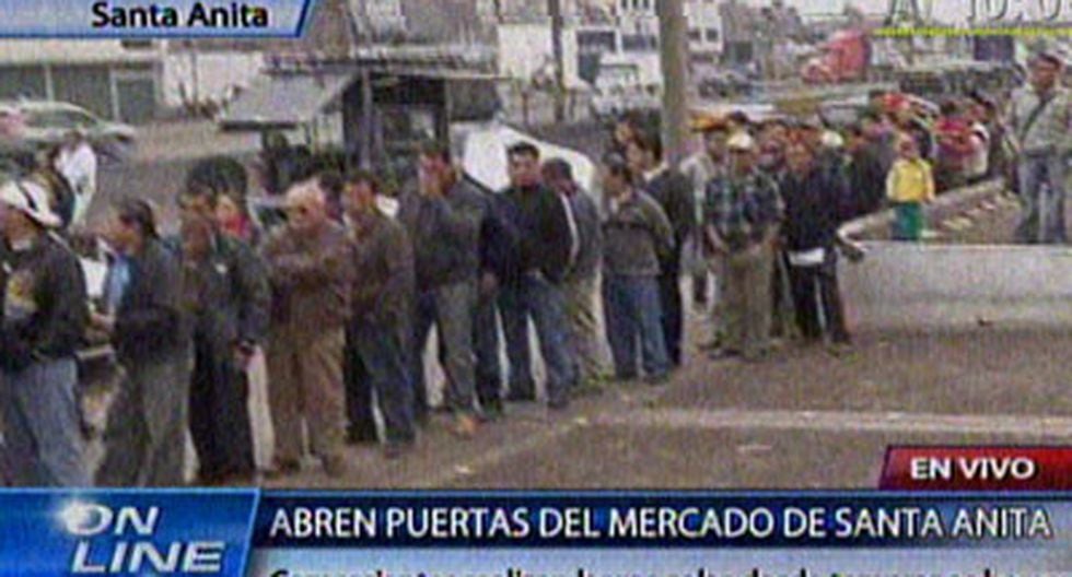 Comerciantes minoristas hacen largas colas en mercado de Santa Anita