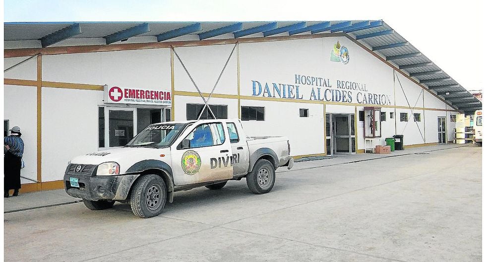 Mujer acude a hospital Daniel Carrión por cólicos, aborta en el baño y huye