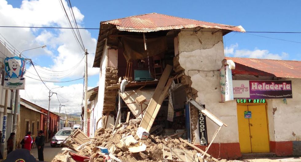 Casa antigua se cae a pedazos en el centro de Ayaviri