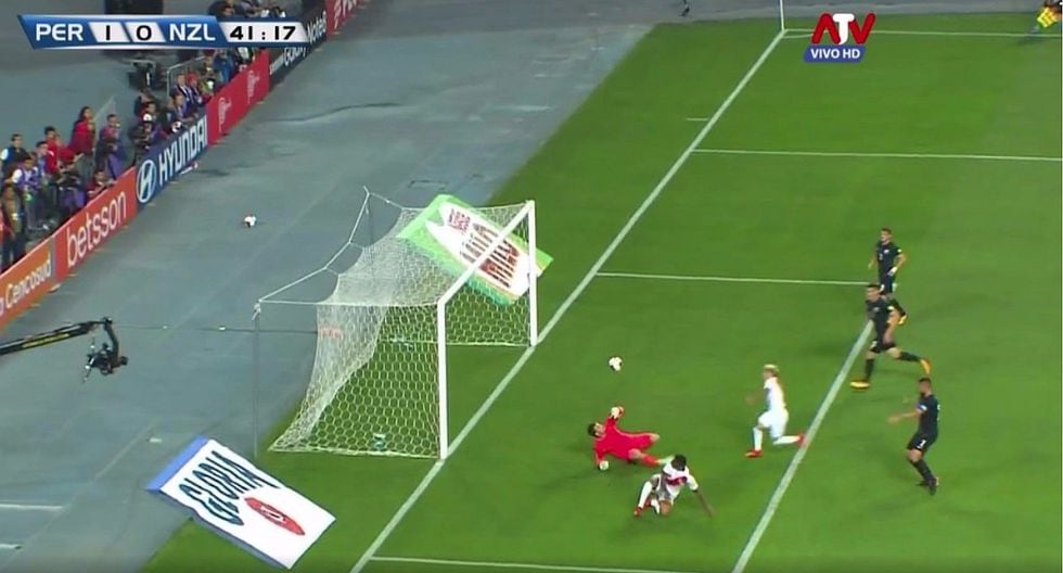 Perú vs. Nueva Zelanda: increíble atajada de Marinovic que evitó el segundo gol de Farfán (VIDEO)