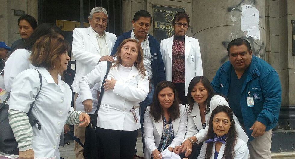Médicos lavan mandiles blancos en frontis del Hospital Arzobispo Loayza