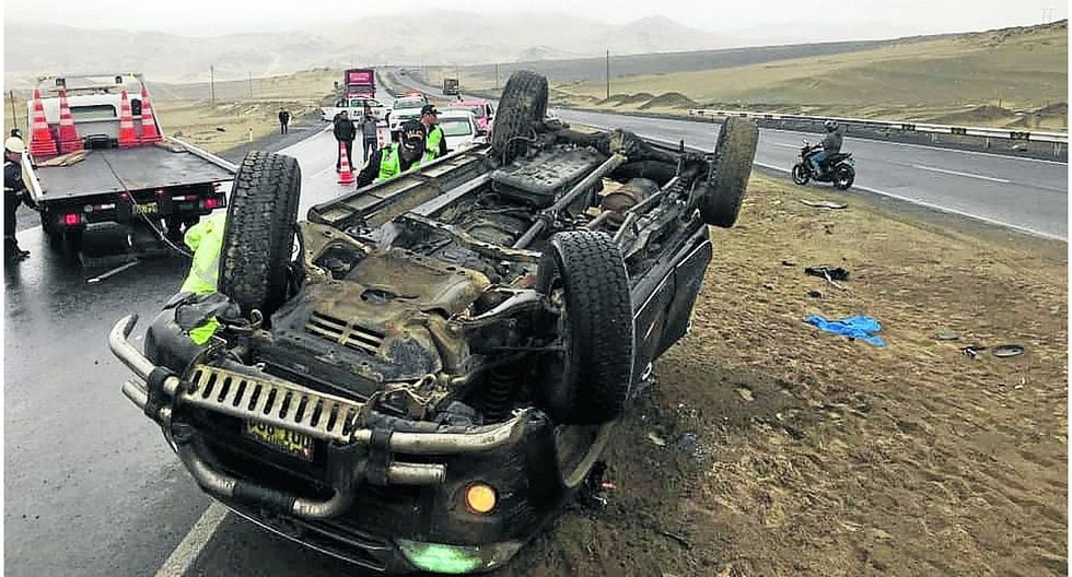 Camioneta sufre violento vuelco y tres integrantes de familia quedan heridos