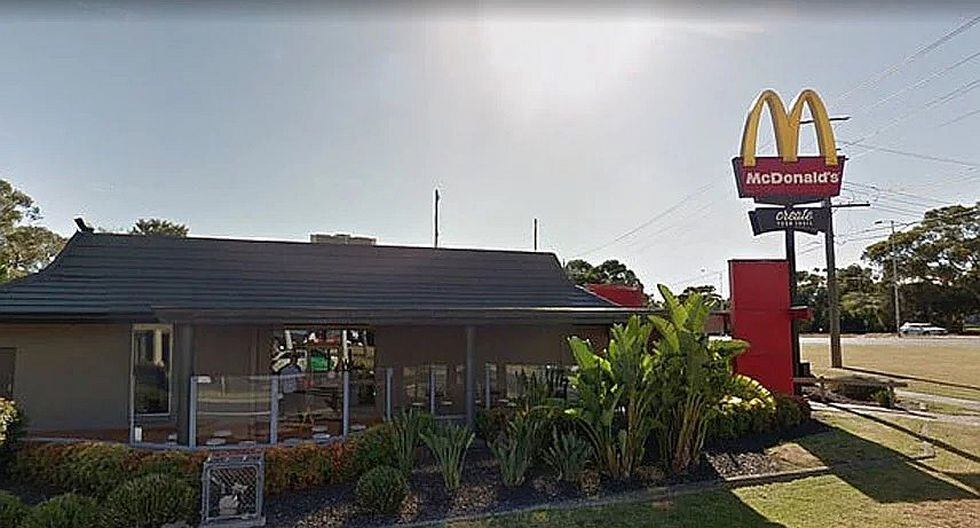 Mujer da a luz en el parque de estacionamiento de un restaurante de comida rápida