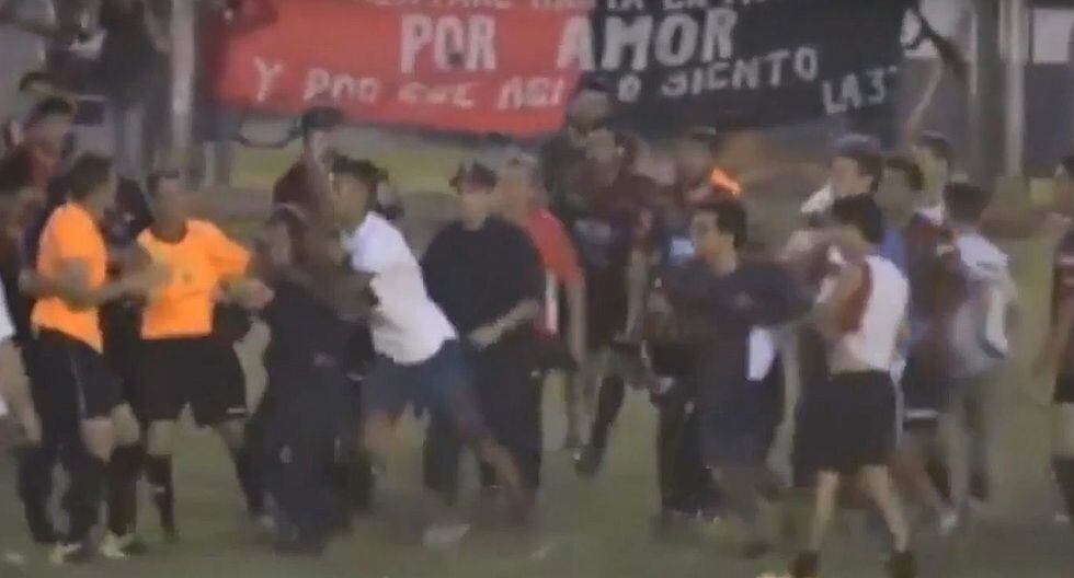 Esta la brutal agresión a un árbitro argentino que provocó el paro de su gremio (VIDEO)