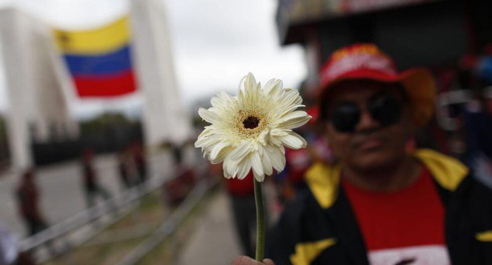 Miles de venezonalos acompañarán traslado del féretro de Chávez