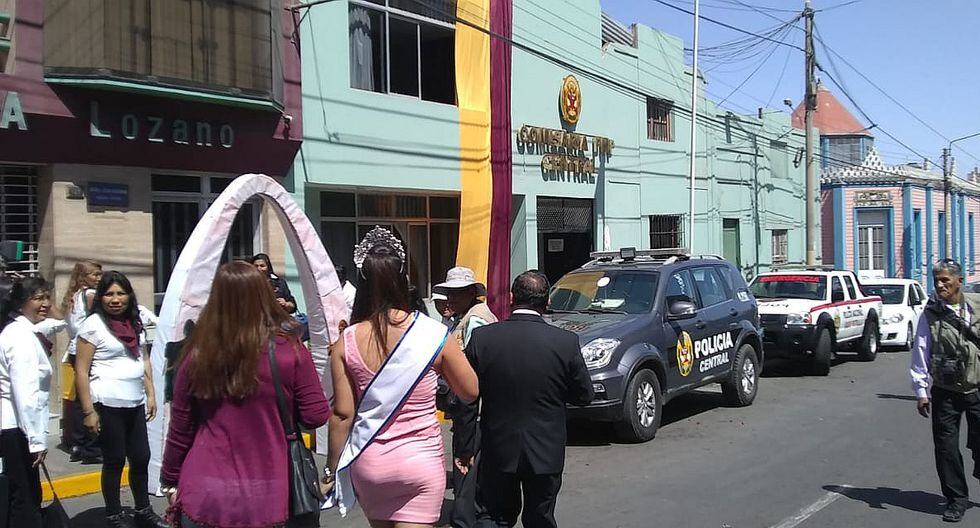 Intervienen a hombre que tomaba fotografías a Reina debajo del estrado