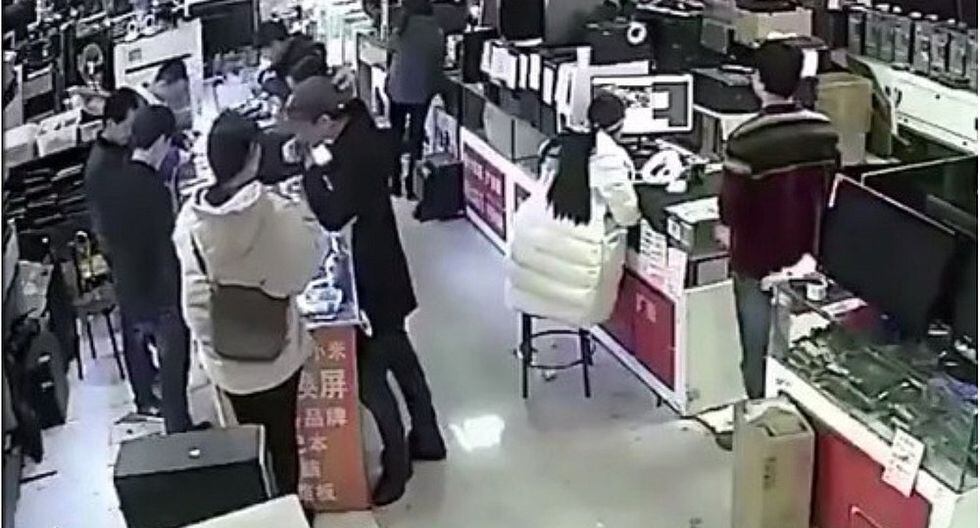 Sujeto muerde batería de un iPhone y le estalla en el rostro (VIDEO)