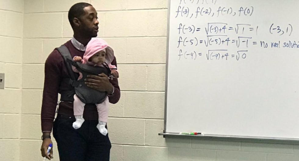 Profesor cargó durante toda su clase a bebé de alumno que no pudo conseguir niñera