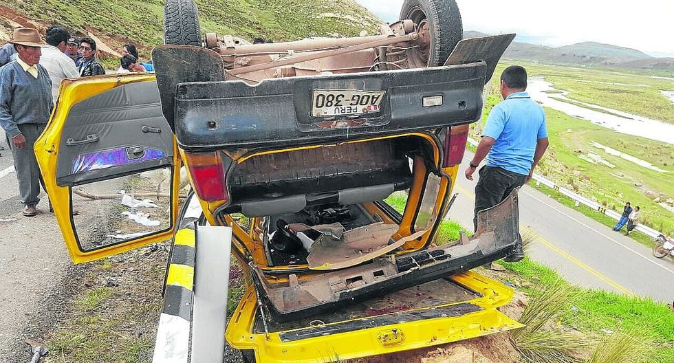 Auto impactó contra barandas en Azángaro, hay dos heridos