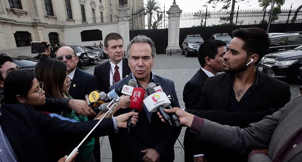 Francisco Petrozzi dice que "por el momento" continuará como ministro de Cultura