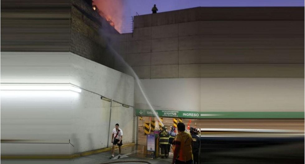 Incendio en almacenes de Tottus del Centro de Lima causó pánico en trabajadores y clientes