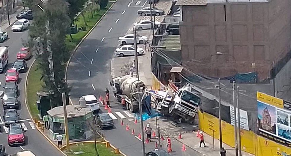 Surco: Camión con material de construcción se volteó en avenida La Encalada (VIDEO)