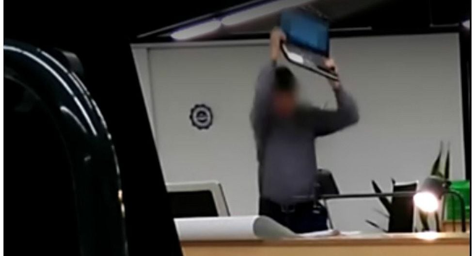 Profesor destroza laptop ante repuesta insolente de alumno (VIDEO)