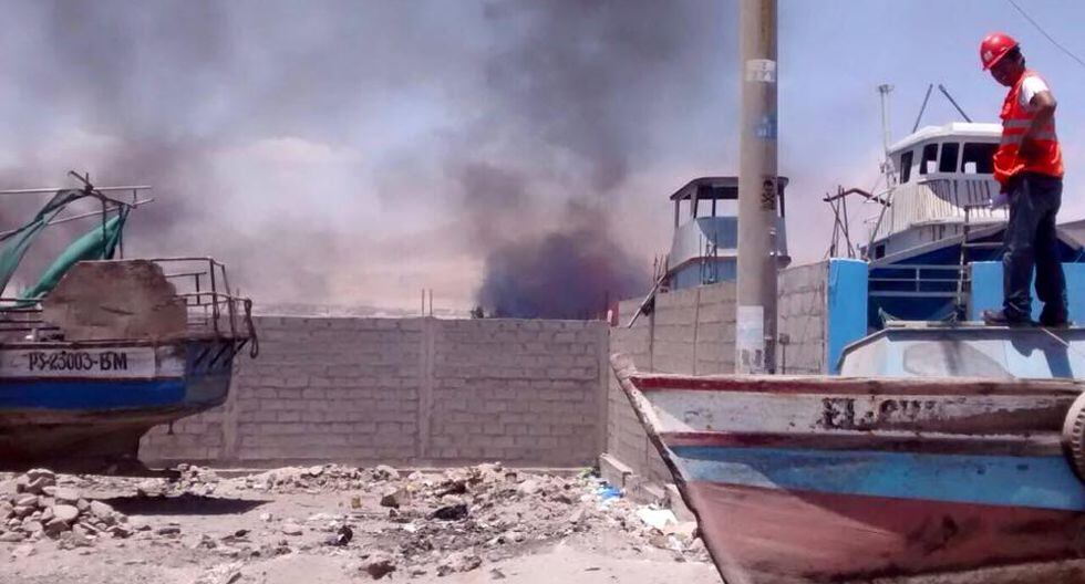 Bomberos combaten incendio en astillero de Ilo