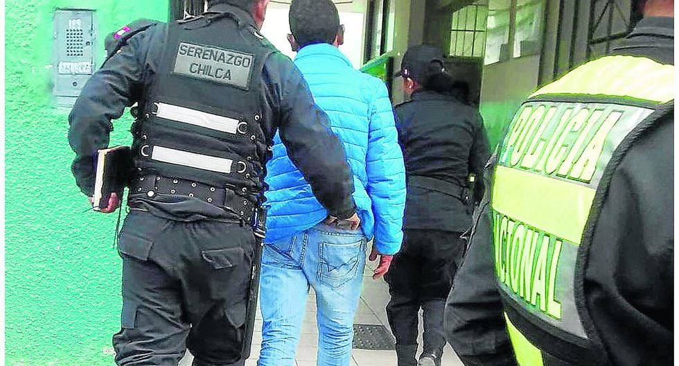 Lo atrapan con ketes de cocaína y dice que su esposa le dio la droga