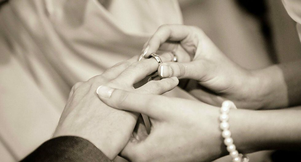 Joven anunció su boda en Twitter y recibió una multa por la policía