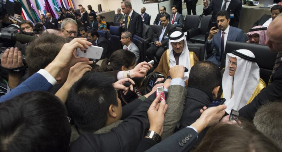 Arabia Saudí, Rusia, Venezuela y Catar acuerdan congelar producción de petróleo