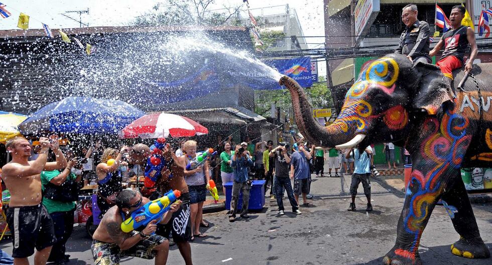 Tailandia celebra el Año Nuevo con batallas de agua en las calles