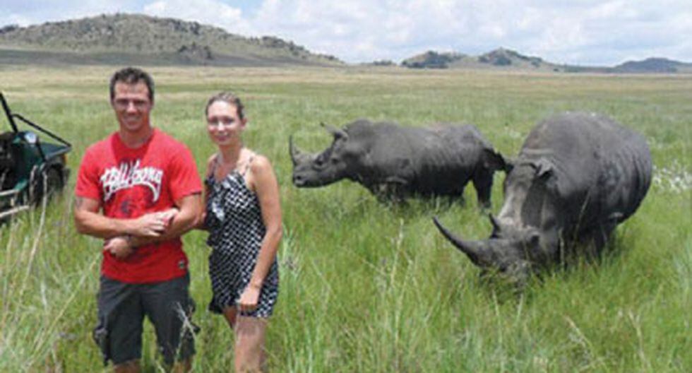 Rinocerontes atacan a turistas cuando se fotografiaron cerca de ellos
