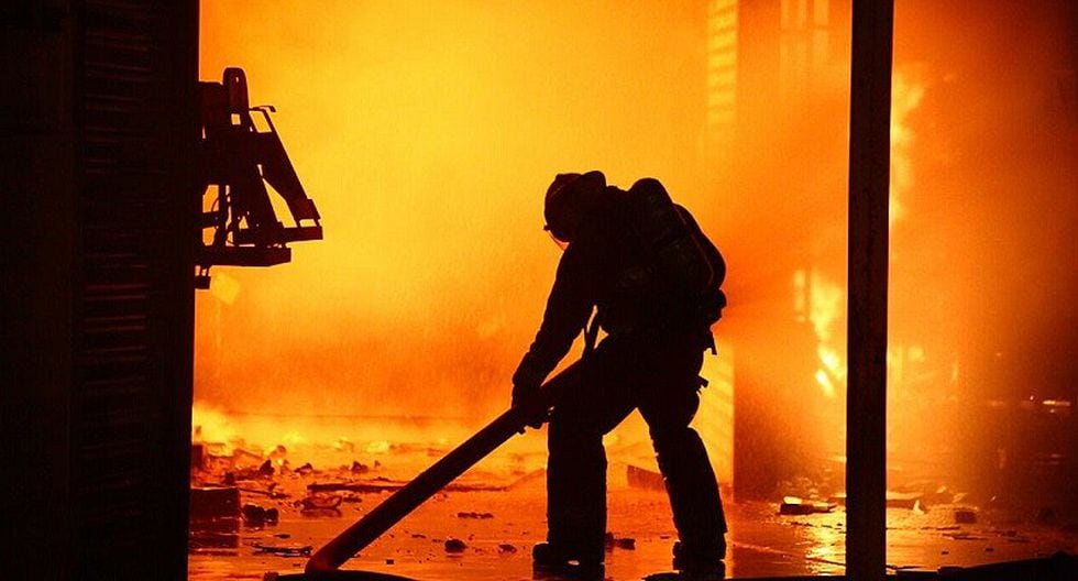 Niño con cáncer y páralisis puede ir al colegio gracias a los bomberos