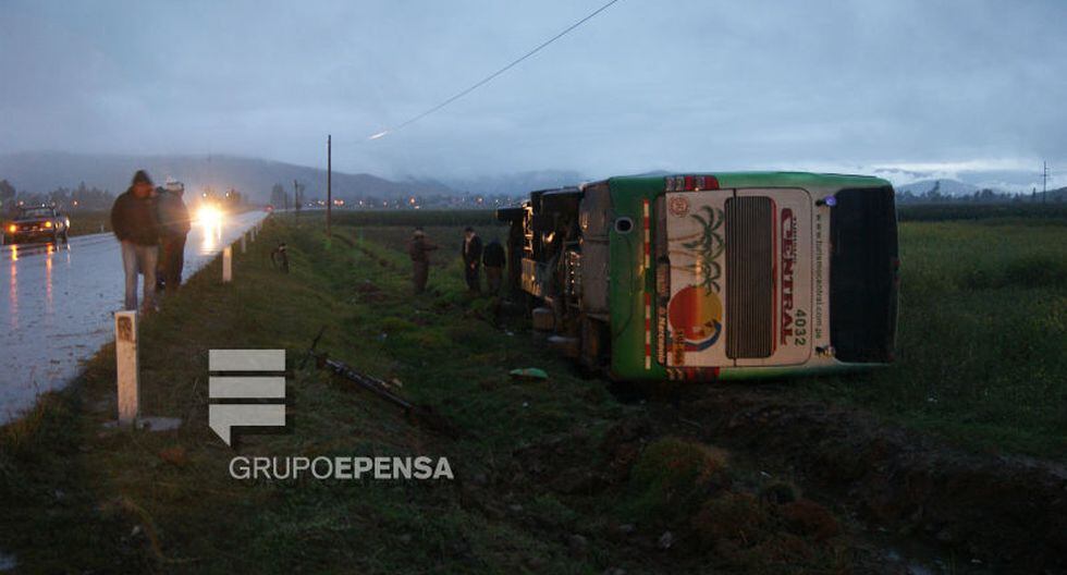 Bus se despista y vuelca dejando 16 heridos