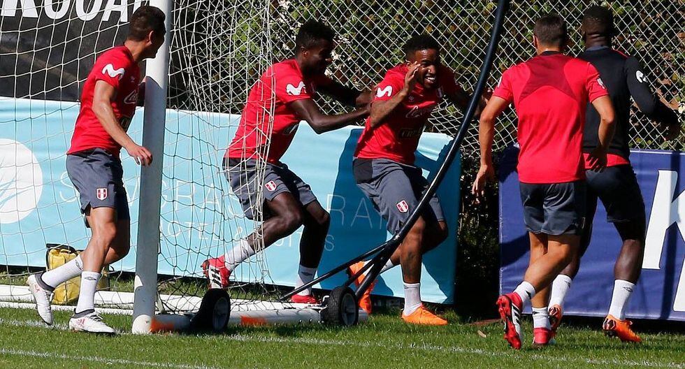 Jefferson Farfán fue "apanado" por sus compañeros durante entrenamientos de la selección (FOTOS)