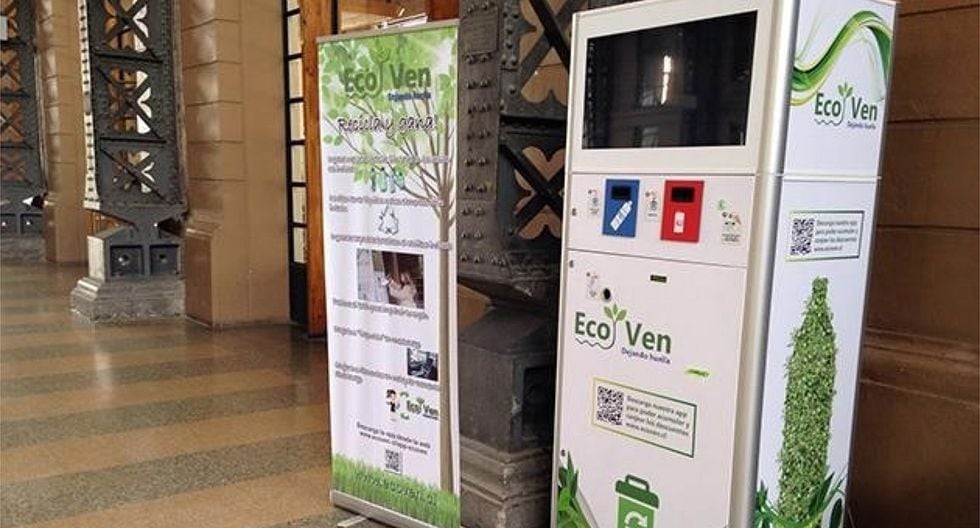 Llega a Perú la máquina que te da vales de consumo y comida gratis por reciclar plástico