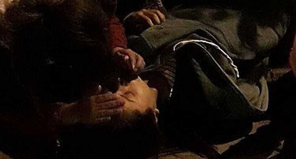 Joven discute con su enamorado y se desmaya en plena calle