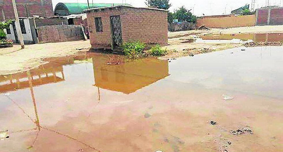 Vecinos de Los Aquijes conviven con aguas servidas desde hace dos semanas