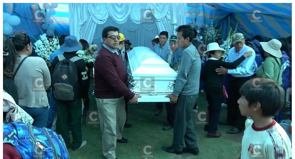 Con cantos entierran a adolescente asesinada en rito satánico (FOTOS)